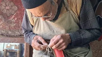 40 yıldır 4 metrekarelik dükkanda çalışıyor: Mesleği babasından öğrendi