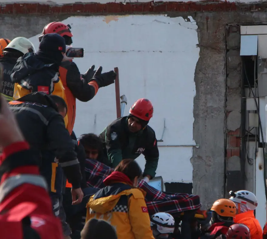 Enkaz altındakiler için zamana karşı yarış 60