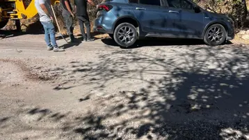 Kurtalan’da çukura düşen araç kepçe yardımıyla çıkartıldı