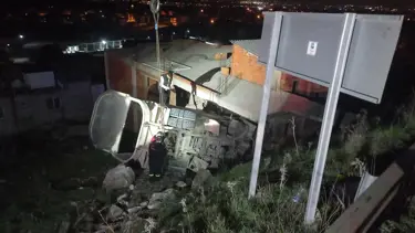 Balıkesir'de feci kaza | Freni boşalan kamyon eve girdi: 2 ölü