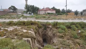 AFAD inceleme başlattı: Konya'da yağmur sonrası dev yarıklar oluştu