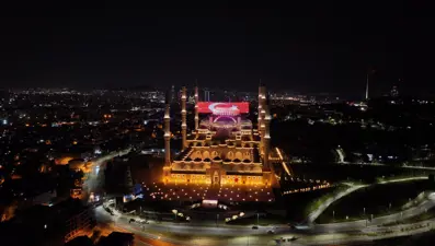 90 bin camide eş zamanlı olarak sela okundu