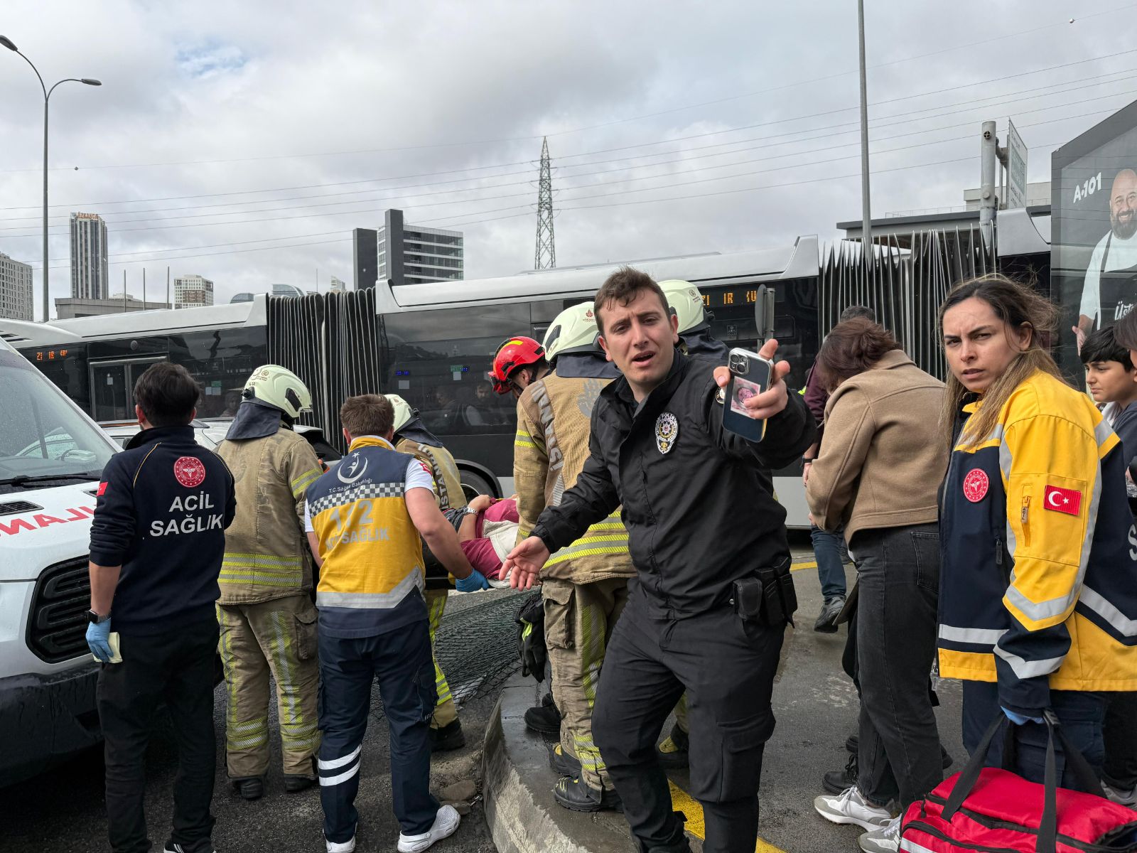 Beylikdüzü'nde metrobüs kazası: 1 kişi öldü, çok sayıda yaralı var