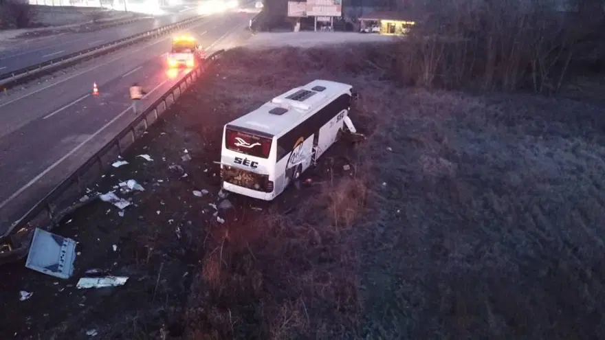 Bursa'da yolcu otobüsü tarlaya uçtu: 12 yaralı 4