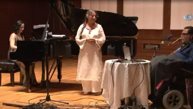 Dünyada bir ilk: Gözleriyle yan flüt çaldı