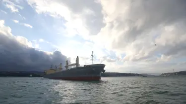 Yeniköy'de gemi karaya oturdu