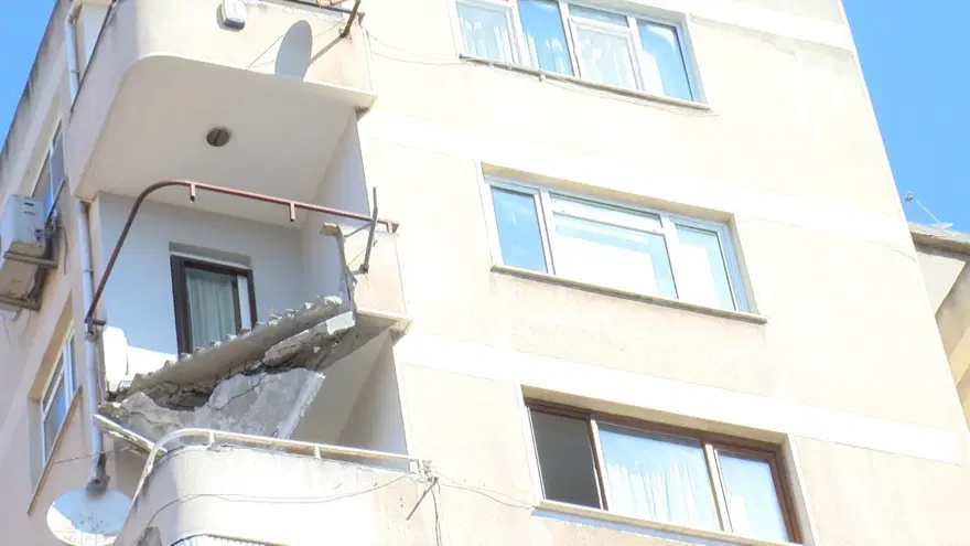 İstanbul'da dokuz katlı binada panik: Balkon kendi kendine çöktü! 1