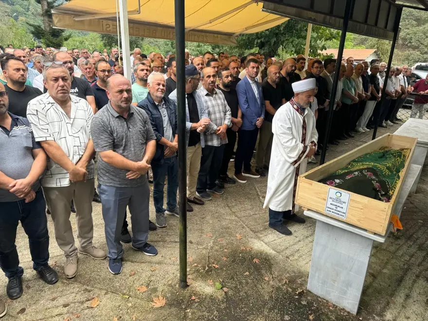 Okul bahçesinde hayatını kaybeden Miray son yolculuğuna uğurlandı 4