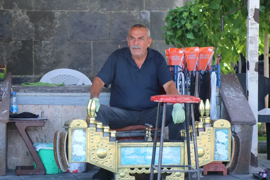Üç kardeş, tarihi surların gölgesinde ayakkabı parlatıyor 4