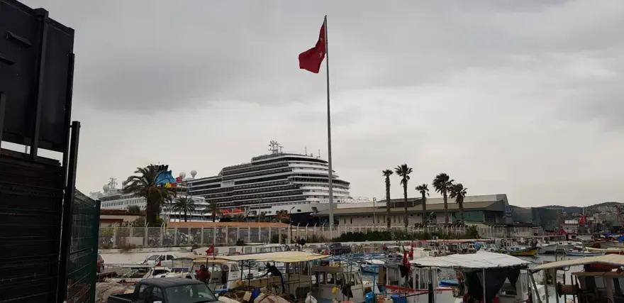 Ünlü transatlantik 3 yıl sonra yeniden Kuşadası'nda 8