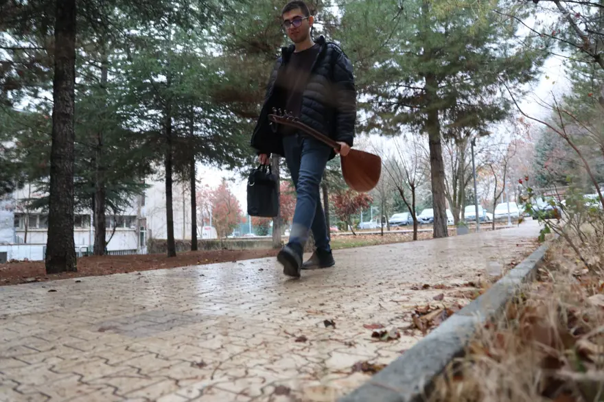Bağlamanın teliyle hayallere yolculuk: Ömer'in ilham veren hikayesi 1