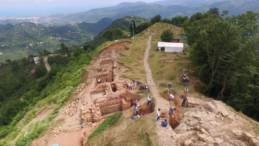 Ana Tanrıça Kibele heykelinin bulunduğu Kurul Kalesi'nde kazılar yeniden başlıyor Ana Tanrıça Kibele heykelinin bulunduğu Kurul Kalesi'nde kazılar yeniden başlıyor