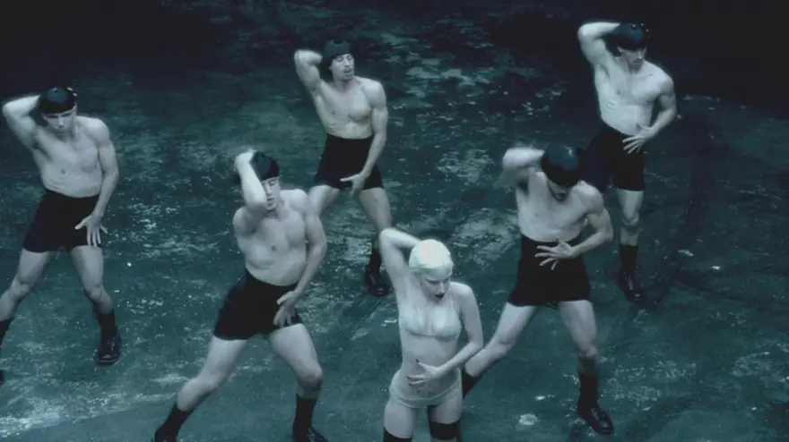 Gaga'dan homoerotik bir askeri fantezi 28