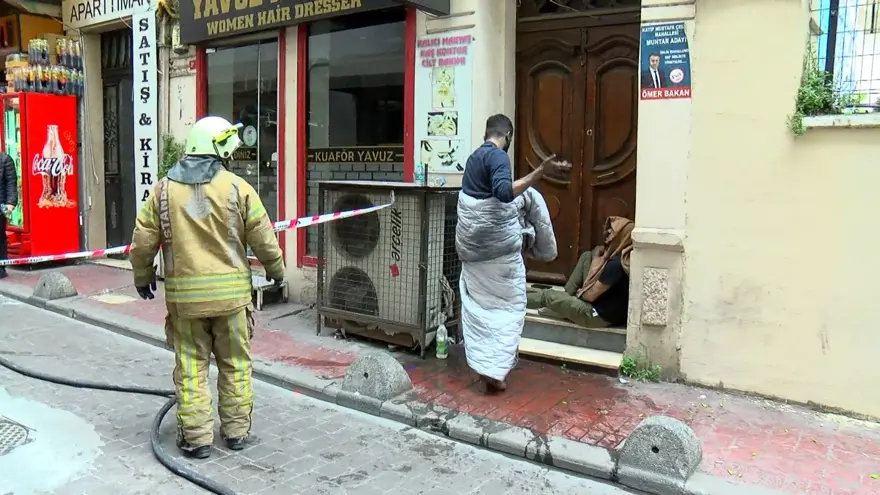 Beyoğlu’nda otelde yangın paniği: Mum alevi yatağıtutuşturdu 1
