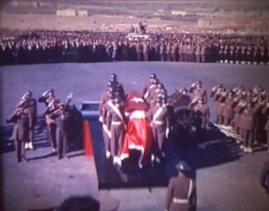 Atatürk’ün naaşının Anıtkabir’e naklinin renkli görüntüleriortaya çıktı 9 Atatürk’ün naaşının Anıtkabir’e naklinin renkli görüntüleriortaya çıktı 9