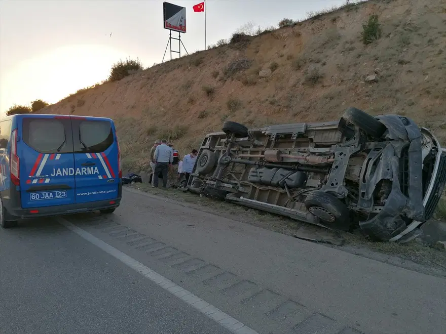Tokat'ta yolcu minibüsü devrildi: 16 yaralı 9 Tokat'ta yolcu minibüsü devrildi: 16 yaralı 9