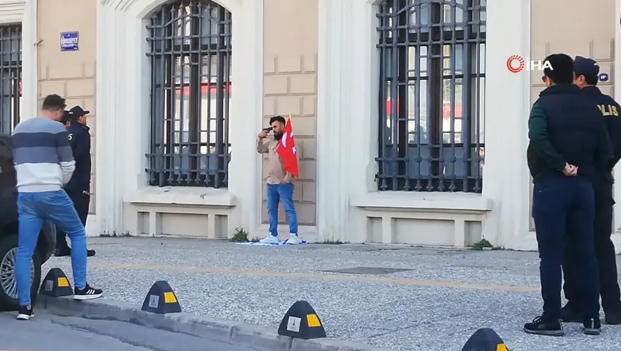 İzmir’de İsrail protestosu | Elinde bayrakla başına silahdayadı 1 İzmir’de İsrail protestosu | Elinde bayrakla başına silahdayadı 1