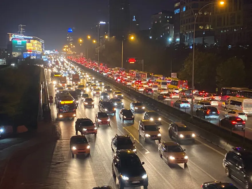 Kısıtlama başladı trafik yoğunluğu bitmedi 24