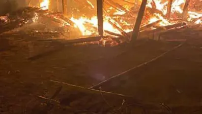 Ev ve ahır alevlere teslim oldu