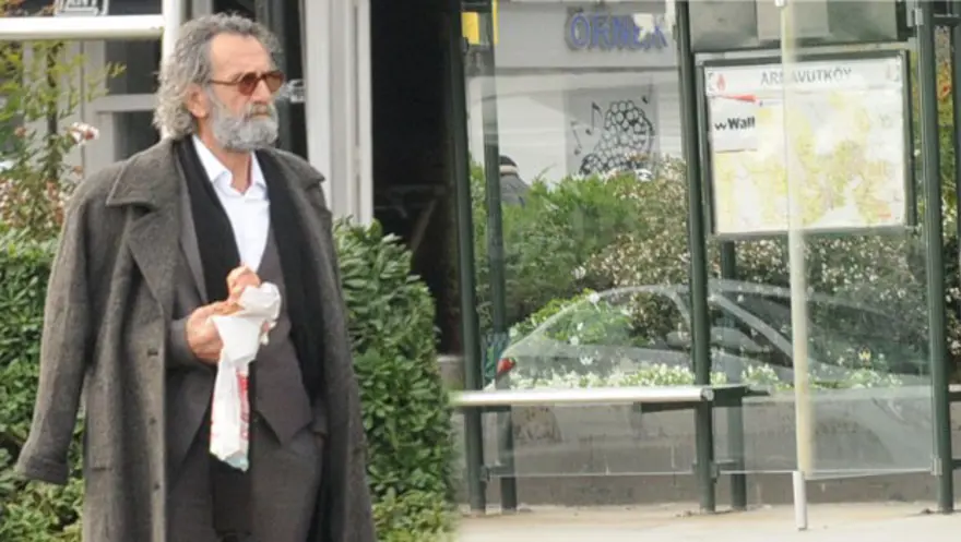 Oyuncu Merve Boluğur otobüste (Toplu taşıma kullanan ünlüler) 90