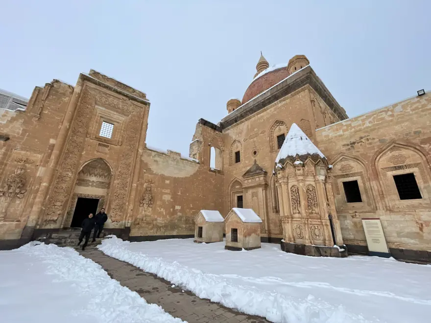 İshak Paşa Sarayı ilkbaharda karlı manzarasıyla ziyaretçilerini ağırlıyor 2 İshak Paşa Sarayı ilkbaharda karlı manzarasıyla ziyaretçilerini ağırlıyor 2