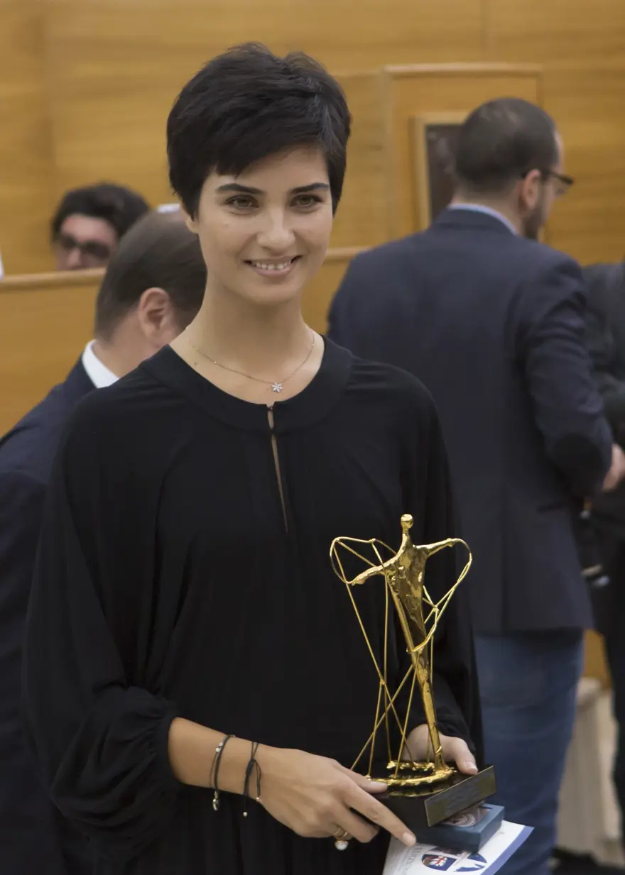 Oyuncu Tuba Büyüküstün'e Vatikan'da ödül 1