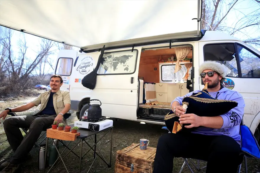 Otelimiz 5 değil milyon yıldızlı! Karavana dönüştürdükleri minibüsle Türkiye'yi geziyorlar 