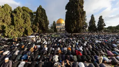İşgal altında bayram: Mescid-i Aksa'daki namaza 120 bin Filistinli katıldı