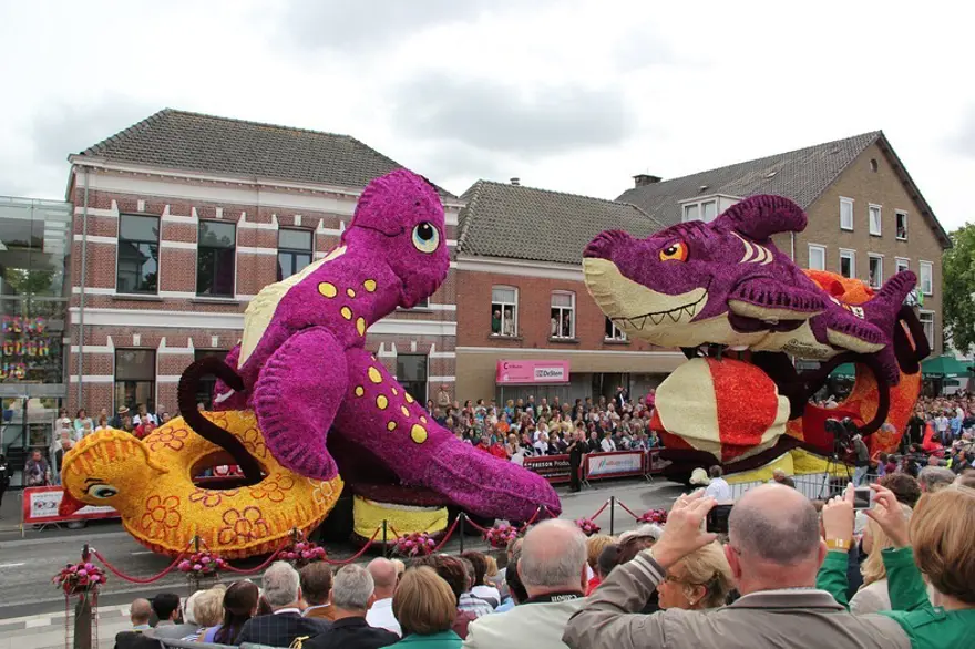 Caddeler 'çiçek' açtı 