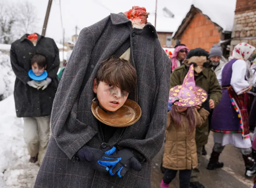 14 asırlık geleneğin görüntüleri damga vurdu: Maske ve kostümler; işte Vevçani Karnavalı 14