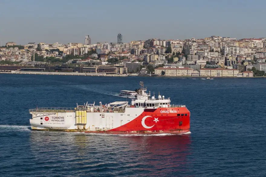 Oruç Reis Gemisi İstanbul Boğazı'ndan geçti 4
