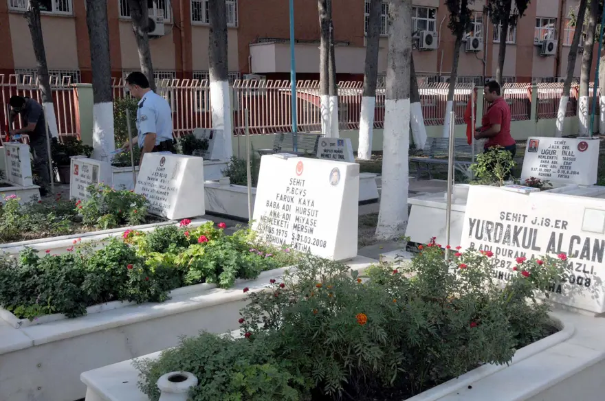 Şehitlerin mezarlarındaki bayrakları çaldılar 2