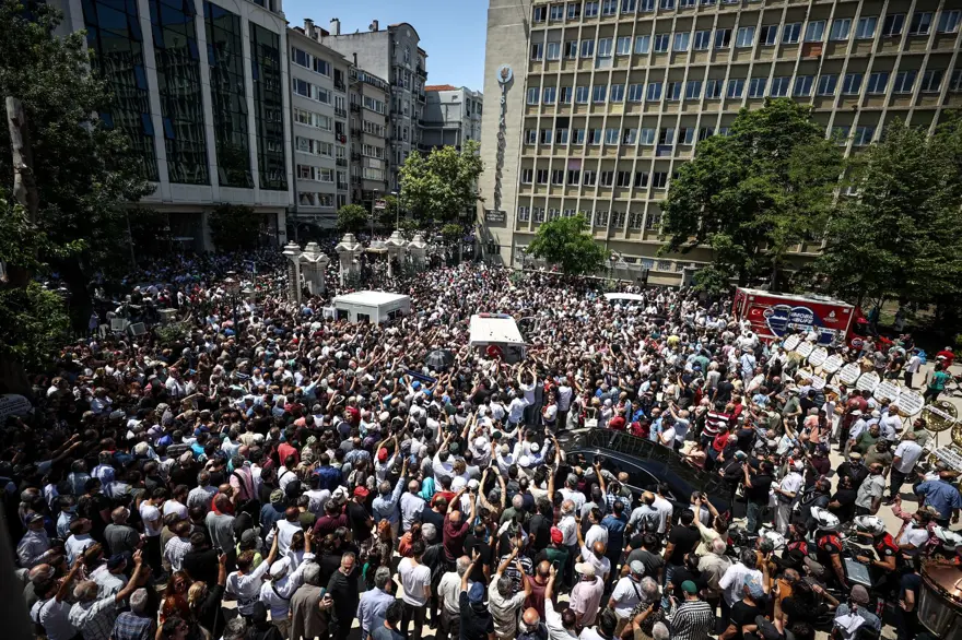 Cüneyt Arkın'ı binlerce kişi gözyaşlarıyla uğurladı 54 Cüneyt Arkın'ı binlerce kişi gözyaşlarıyla uğurladı 54