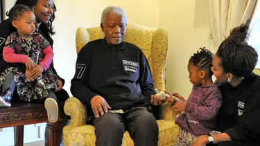 Nelson Mandela köyüne dönüyor