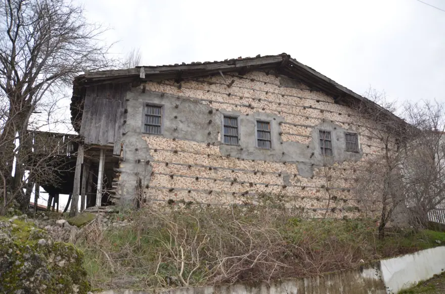 Koruma altındaki tarihi düğmeli evler tek tek yok oluyor 8