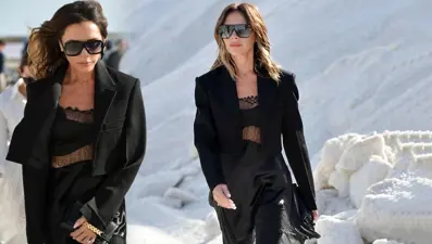 Victoria Beckham Paris Moda Haftası'nda tuz üzerinde yürüdü