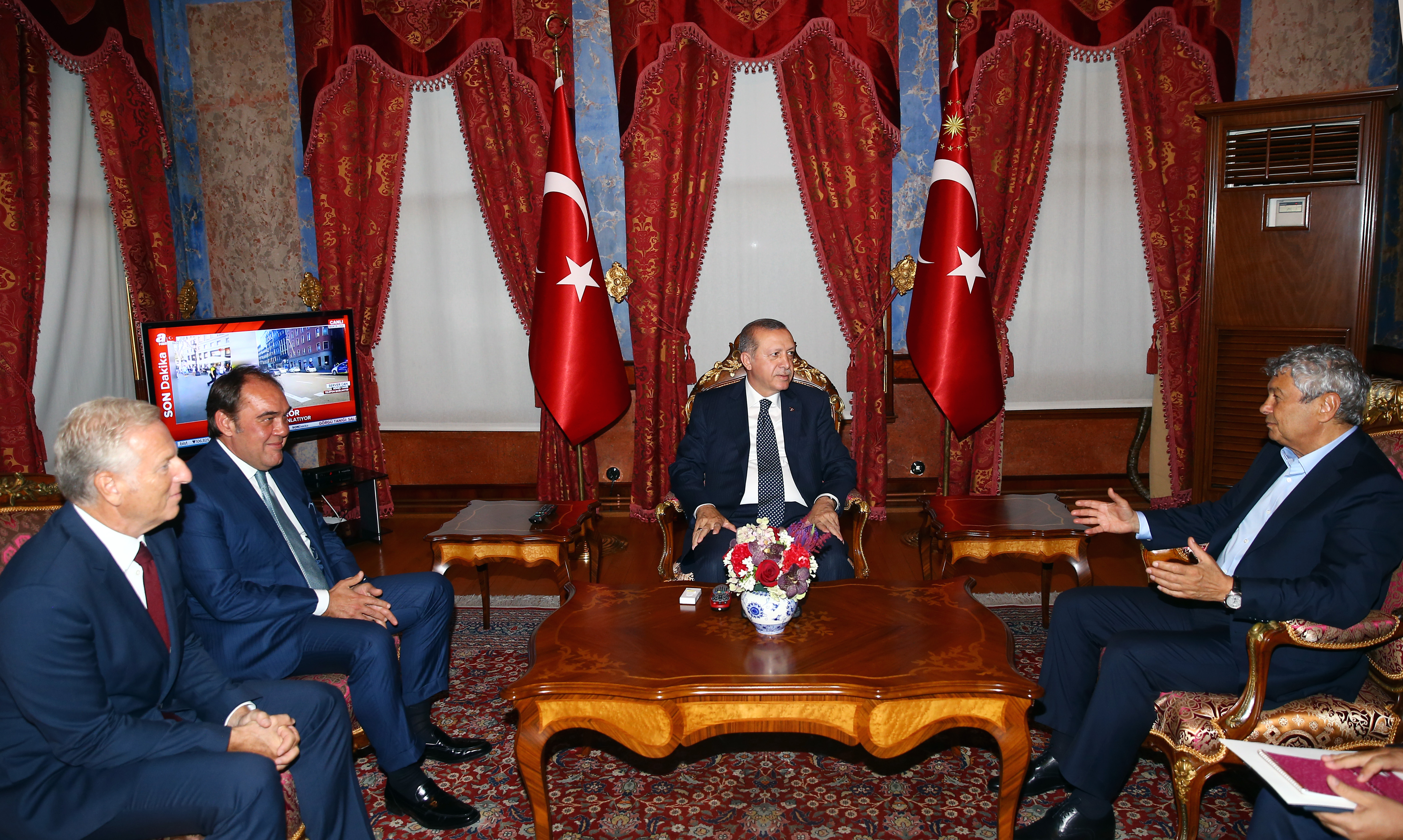 Cumhurbaşkanı Erdoğan, Yıldırım Demirören ve Lucescu'yu kabul etti