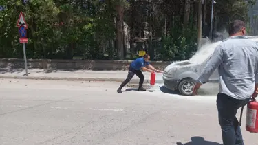 Emniyet binasının önünde alev alan aracı polis söndürdü