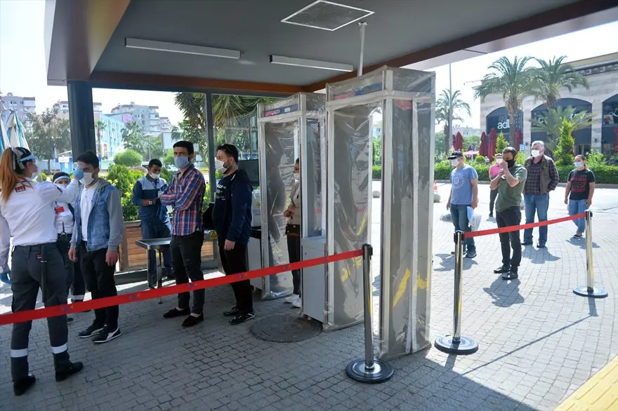 AVM'ler kapılarını açtı: Metrelerce kuyruk oluştu 7