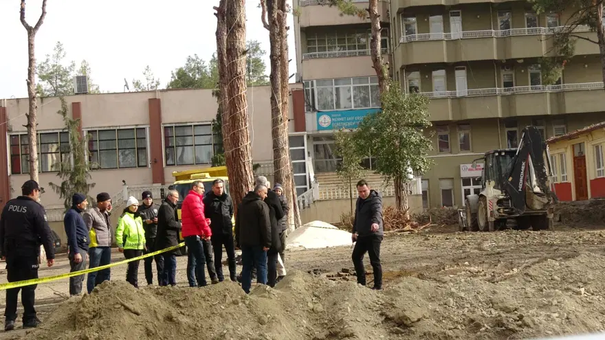 Öğretmenevi bahçesindeki kazıda insan kemikleri bulundu! 7