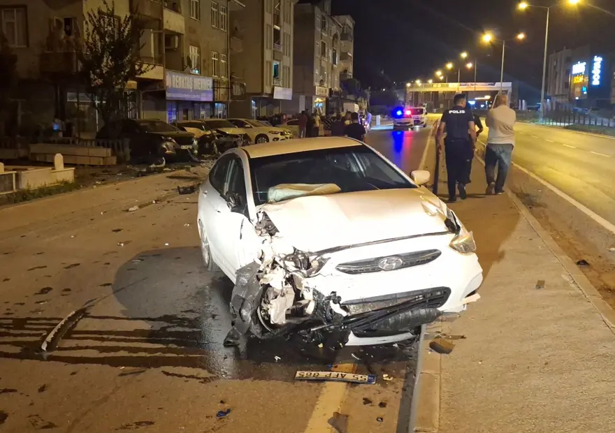 Alkollü sürücü 5 araca ve trafoya çarparak ancak durabildi 1 Alkollü sürücü 5 araca ve trafoya çarparak ancak durabildi 1