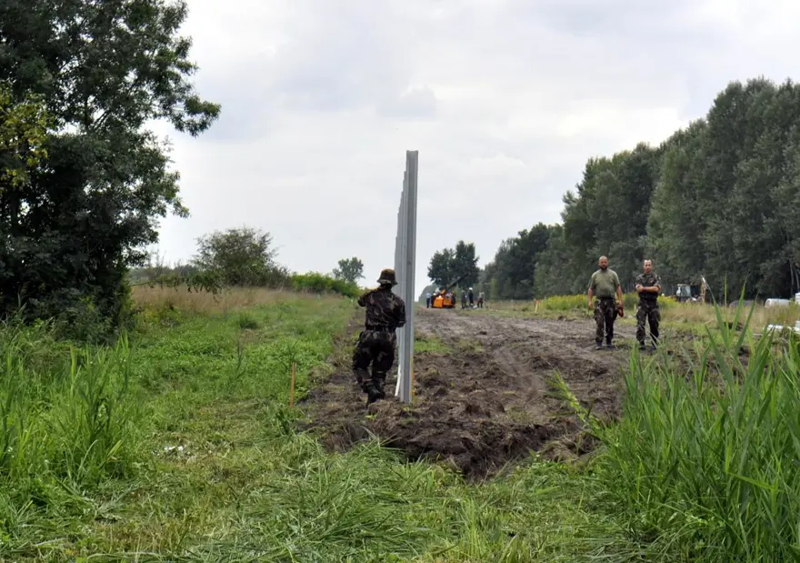 Macaristan-Sırbistan sınırına tel örgü 21 Macaristan-Sırbistan sınırına tel örgü 21