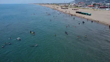 Bayramda havalar ısındı, Hataylılar sahilleri doldurdu