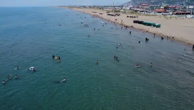 Bayramda havalar ısındı, Hataylılar sahilleri doldurdu