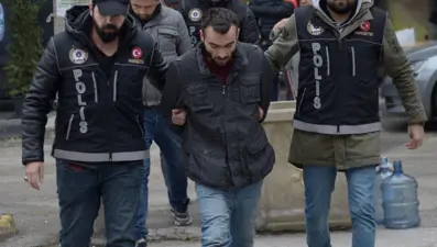 Adana'da ilkokul mezunu sahte diş hekimi gözaltına alındı