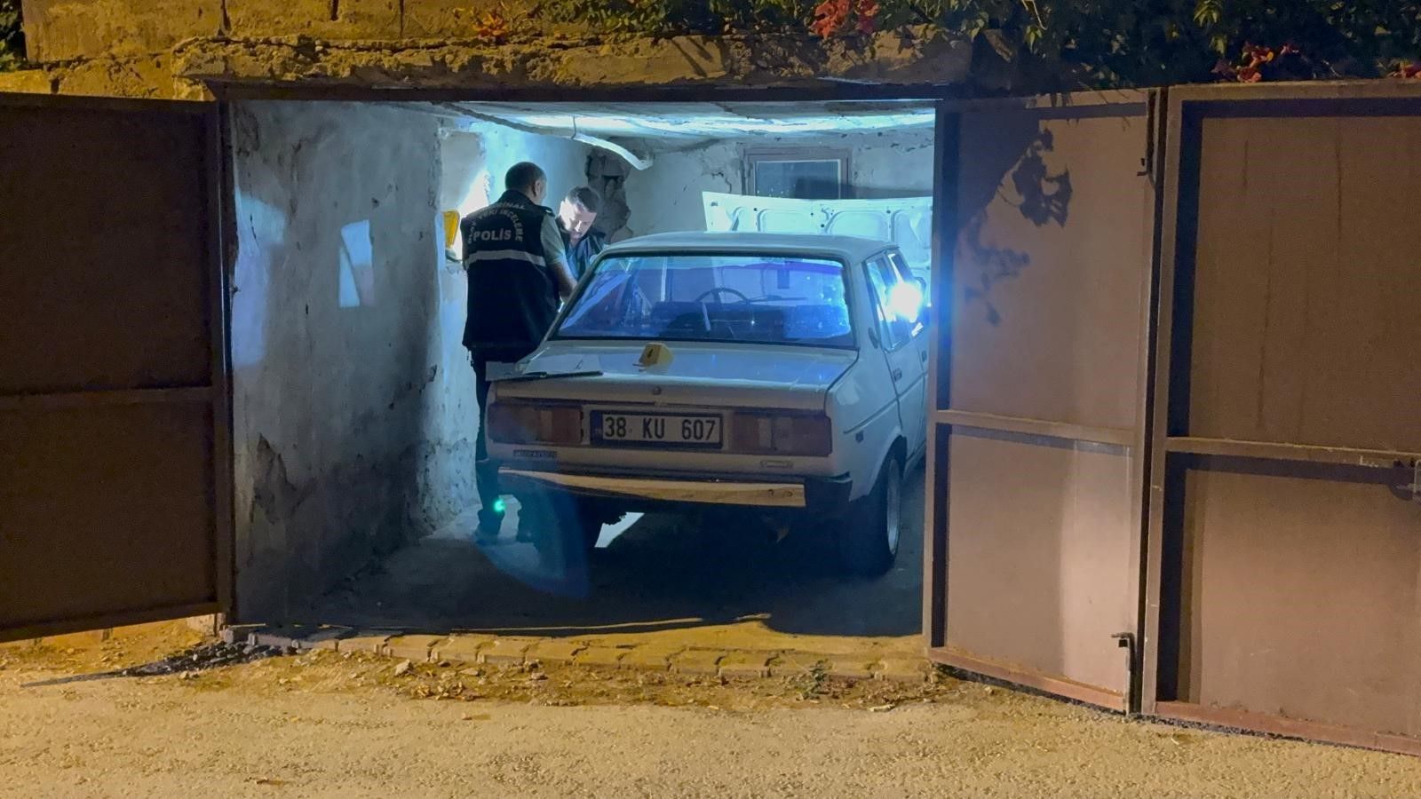 Çalıntı otomobil hasarlı halde kapalı otoparkta bulundu