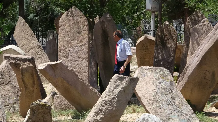 Anadolu Türklüğü'ne ait ilk şehitlik: Cennet Çukuru! Büyük mezar taşlarıyla dikkat çekiyor 1