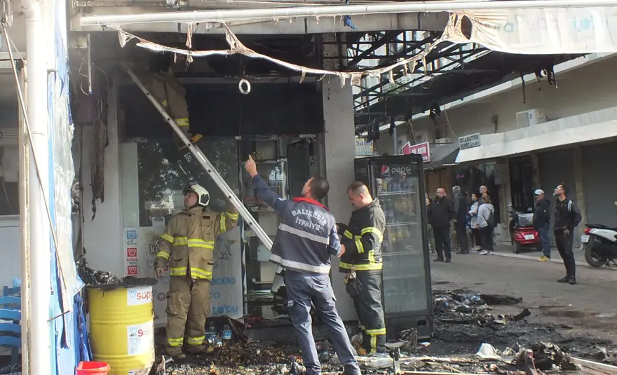 Büfede başlayan yangın 3 katlı apartmanı sardı 1