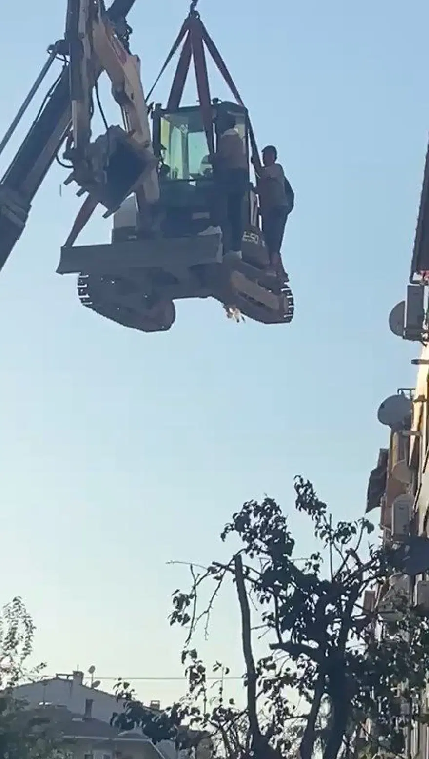 Yürekleri ağızlara getiren an: Çatıdan vinçle indiler 3