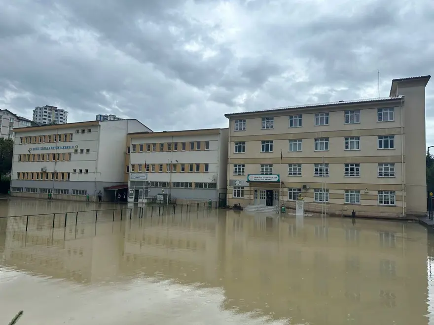 Şiddetli yağış sokakları göle çevirdi! Sel, su baskınları yaşanıyor, yağış gün boyu sürecek 1